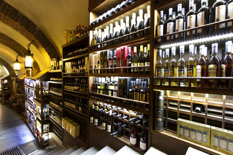 bar-GRIMAUD-min_world_street_travel_shop_canon_georgia_wine_bottles-429767